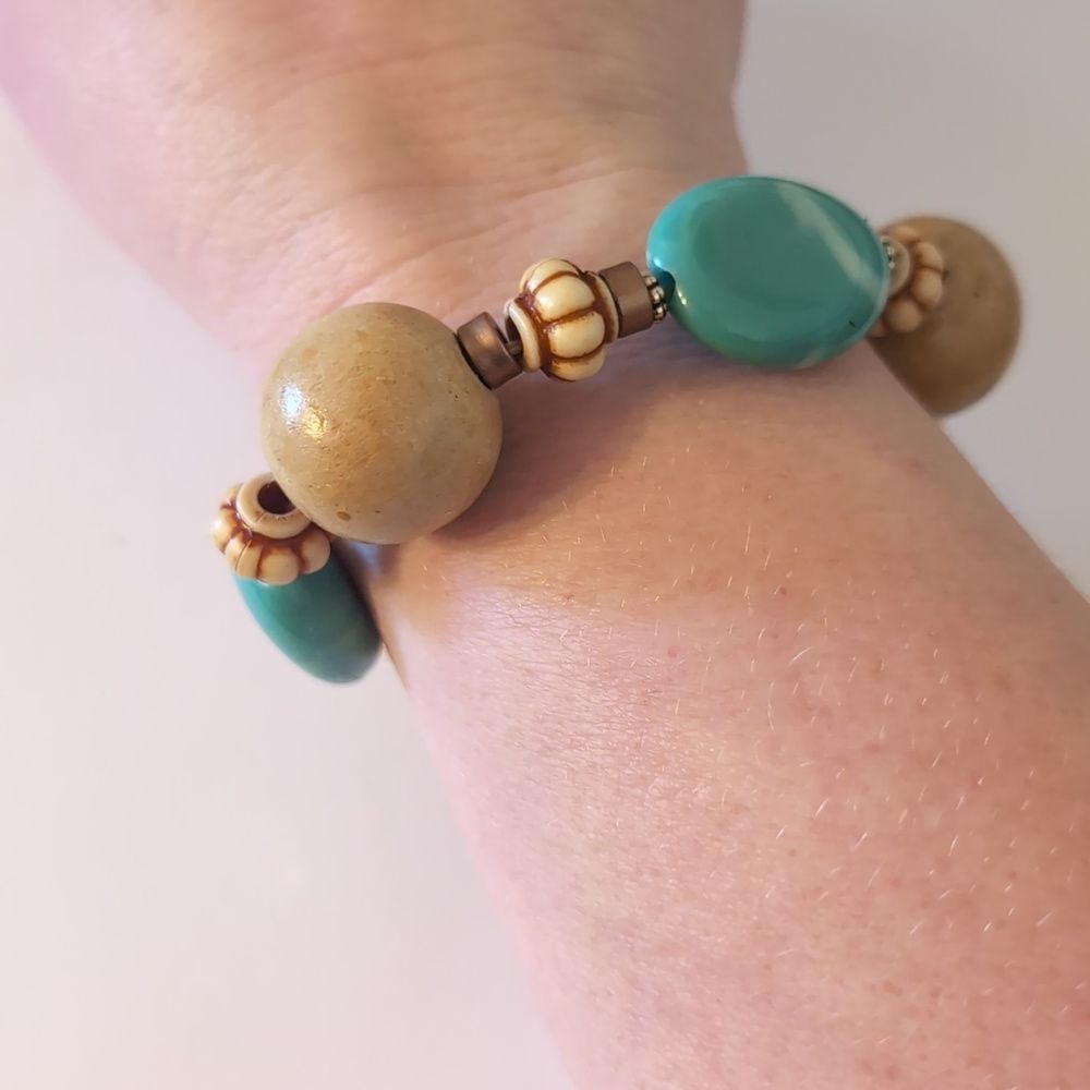 703 Chunky Cream and Turquoise Wood Beaded Stretch Bracelet‎